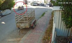 Motorlu bisiklet ile elektrikli bisikletin çarpıştığı kazada 4 yaşındaki çocuk yaralandı: O anlar kamerada!