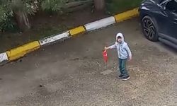Yürekleri ısıtan görüntü: Küçük Miraç bayrağı yerden böyle kaldırdı
