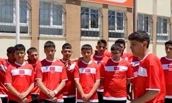 Felahiye'den milli takıma dev destek: 400 öğrenci tek yürek oldu