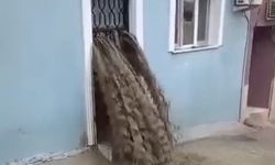 Sel suları evin içinden geçti, vatandaş ölümden döndü