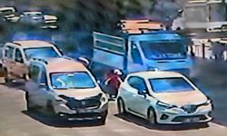 Adana’da feci kaza: Yolun karşısına geçerken peş peşe iki aracın çarptığı çocuk hayatını kaybetti