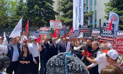Bakanlık önünde "sabır taşı"nı balyozla kırdılar!
