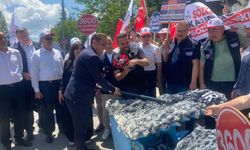 Memurun sabrı taştı: Bakanlık önünde 'sabır taşı' balyozla kırıldı