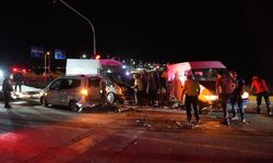 Niğde'de üç araç birbirine girdi: 10 yaralı