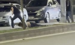 Bıçaklı saldırganı bir tokatla yere serdi: O anlar kamerada