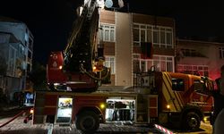 Avcılar'da korku dolu gece! Binanın çatısı alevlere teslim oldu
