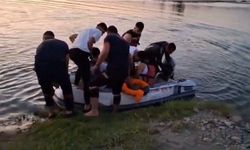 Su seviyesi yükselince adacıkta mahsur kaldılar