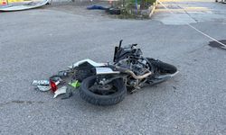 Ölüm virajındaki motosikletli kazadan geriye bu enkaz kaldı!