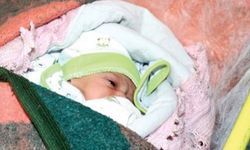 Vicdansızlık: Kapıya poşetle bırakılan bebek tedavi altında