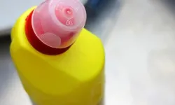 Çamaşır suyu lekesi çıkar mı?