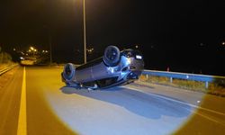 Düzce’de gece yarısı feci kaza: Kamyona çarpan araç takla attı!