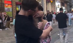 İstiklal Caddesi’nde şok görüntü: Turistin öpme girişimi kamerada