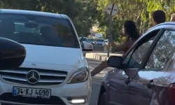 İzmir’de trafikte gergin anlar: Kadın tartıştığı aracın üzerine yürüdü