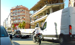 Yol veren minibüsü sollayan motosiklet yayaya çarptı