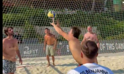 Uğurcan Çakır ve Abdülkerim Bardkacı Bodrum’da plaj voleybolu oynadı