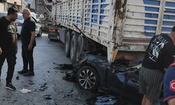 İzmir’de feci kaza! Otomobil tırın altına girdi: 1 ölü