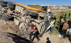 Hakkari'de kahreden kaza: Yük kamyonuyla minibüs çarpıştı
