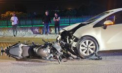 Motosiklet otomobil ile kafa kafaya çarpıştı!