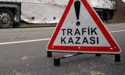 Kartal'da motosiklet sürücüsünün emniyet şeridindeki servise çarpması kamerada