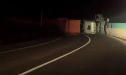 Askeri mühimmat yüklü tır devrildi! Bölgede alarm verildi