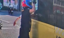 İstanbul'da gözü dönmüş motosikletli grup belediye otobüsünün önünü kesip camını yumrukladı!