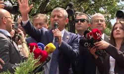 CHP'de grup toplantısı gerginliği! Özgür Özel kalabalığa seslendi: "Darbeyi TBMM'nin önünde püskürttünüz"