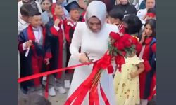 Sınıf Öğretmeninin kurdeleli veda anları sosyal medyada gündem oldu