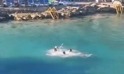 Mersin’de üç şahıs, tartıştıkları bir kişiyi denizin ortasında darbetti