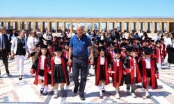 Karnelerini alan minikler Atatürk'ün huzuruna çıktı
