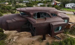 34 yılda tamamlandı! 110 tonluk dev çelik ev görenleri hayrete düşürüyor