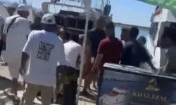 Tur teknesi çalışanlarının birbirine girdi! O anları turist kaydetti