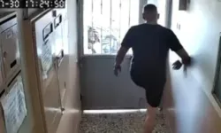 Apartman kapısını tekmeleyerek açan kurye kamerada