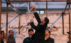 İran'da iki protestocu halkın gözü önünde infaz edildi: İzleyenler fenalaştı!