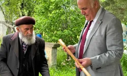 93 yaşında durmak bilmiyor! Baston ve ahşap oymacılığıyla zamana meydan okuyor