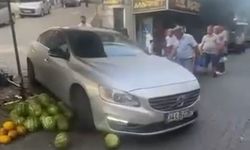 Lüks aracıyla pazara daldı! Karpuz tezgahını ezip yoluna devam etti