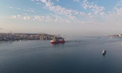 İstanbul Boğazı'nda dev gemi geçişi: Deniz trafiği çift yönlü durduruldu