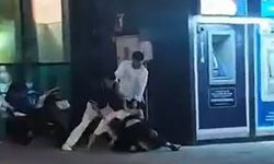 Tartıştığı genci yere yatırıp acımasızca darbettiler