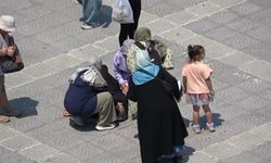 Bayıltan sıcaklar: Fenalaşan kadını polisler kurtardı