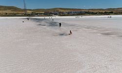 Tuz Gölü pembe renge büründü, turistler bölgeye akın etti