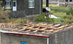Fırtına Iğdır'ı vurdu: Çatılar uçtu, elektrik direkleri devrildi