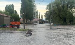 Sel felaketinde mahsur kalan çifti iş makinesiyle kurtarıldı