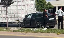 Tırdan ayrılan dorseye çarpan araçtan sağ çıktı