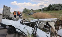 Döne döne karşı şeride geçti! Otomobilin kağıt gibi savrulduğu kaza kamerada