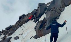4700 metre rakımda bulunan dağcının cenazesi dağdan indirildi