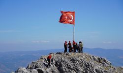 Spil Dağı zirvesinde 15 Temmuz destanı: Bayrak törenle göndere çekildi