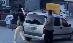 Öfkeli kadın, sevgilisinin dükkanına çekiçle böyle saldırdı!