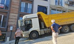 Deprem değil, kamyon çarpması!