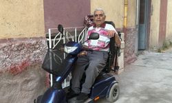 Oğlunun akülü sandalyesini yaktığı Cemil Özer'e yeni araç hediyesi