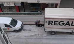 Kafasını defalarca kamyonete vurup kendisini bayılttı! İstanbul'da alıkalmaz anlar kamerada