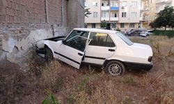 Otomobili duvara çarptı, kayıplara karıştı